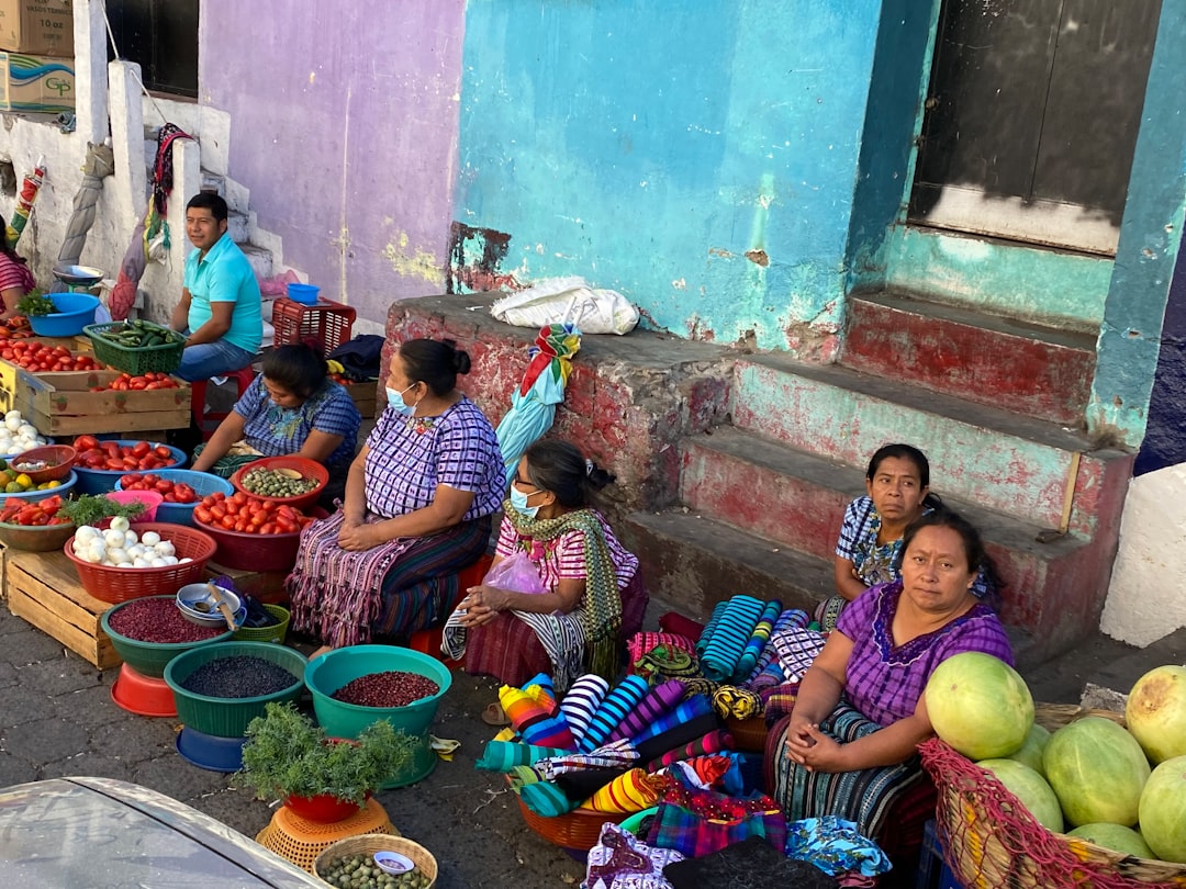 Familia planeando finanzas